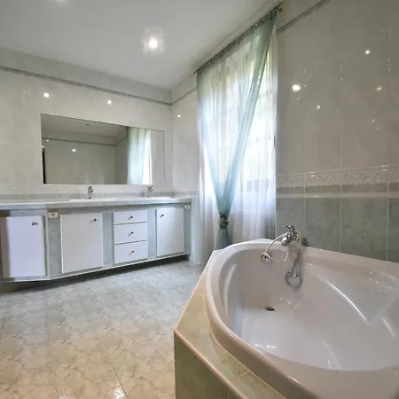 بيت للعطل Luxurious In Domme With Swimming Pool